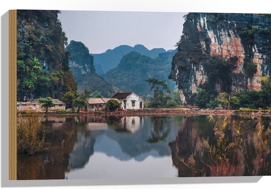WallClassics - Hout - Huisje bij Water en Bergen - Vietnam - 60x40 cm - 12 mm dik - Foto op Hout (Met Ophangsysteem)