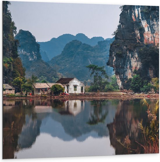 WallClassics - Dibond - Huisje bij Water en Bergen - Vietnam - 100x100 cm Foto op Aluminium (Met Ophangsysteem)