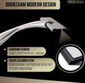 Gros plan de la raclette de douche en acier inoxydable avec bande de silicone souple. Utilisation durable grâce au chrome inoxydable.
