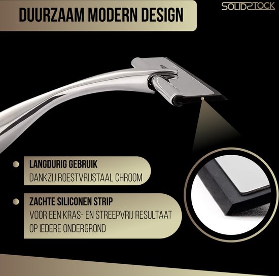 Gros plan de la raclette de douche en acier inoxydable avec bande de silicone souple. Utilisation durable grâce au chrome inoxydable.
