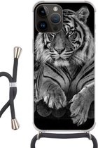 Geschikt voorApple Iphone 14 Pro Max - Crossbody Case - Sumatraanse tijger op zwarte achtergrond in zwart-wit - Siliconen - Crossbody - Backcover met Koord - Telefoonhoesje met koord - Hoesje met touw