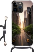 Geschikt voorApple Iphone 14 Pro - Crossbody Case - Straat van New York in de ochtend - Siliconen - Crossbody - Backcover met Koord - Telefoonhoesje met koord - Hoesje met touw