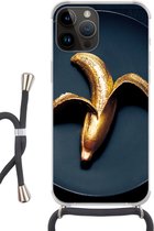 Geschikt voorApple Iphone 14 Pro Max - Crossbody Case - Gouden banaan op een donkere achtergrond - Siliconen - Crossbody - Backcover met Koord - Telefoonhoesje met koord - Hoesje met touw
