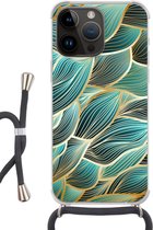 Geschikt voorApple Iphone 14 Pro - Crossbody Case - Patronen - Goud - Abstract - Golf - Siliconen - Crossbody - Backcover met Koord - Telefoonhoesje met koord - Hoesje met touw