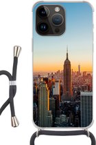 Geschikt voorApple Iphone 14 Pro - Crossbody Case - New York - Skyline - Zonsondergang - Siliconen - Crossbody - Backcover met Koord - Telefoonhoesje met koord - Hoesje met touw