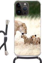 Telefoonhoesje Geschikt voorApple Iphone 14 Pro - Leeuw - Gras - Welp - Familie - Siliconen - Crossbody - Backcover met Koord - Telefoonhoesje met koord - Hoesje met touw