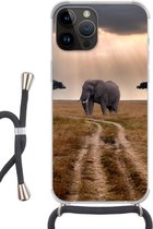 Geschikt voorApple Iphone 14 Pro Max - Crossbody Case - Olifant - Dieren - Grasvlakte - Zon - Siliconen - Crossbody - Backcover met Koord - Telefoonhoesje met koord - Hoesje met touw
