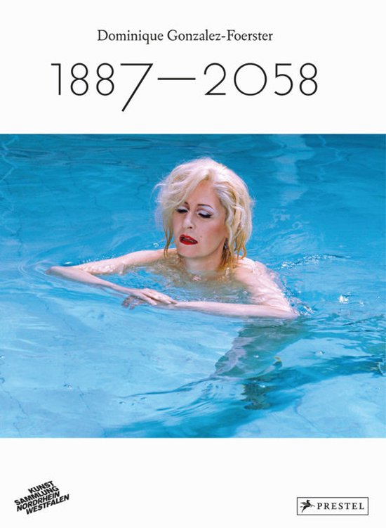 Vrouw met blond haar in een zwembad met blauw water. Tekst: Dominique Gonzalez-Foerster 1887-2058.