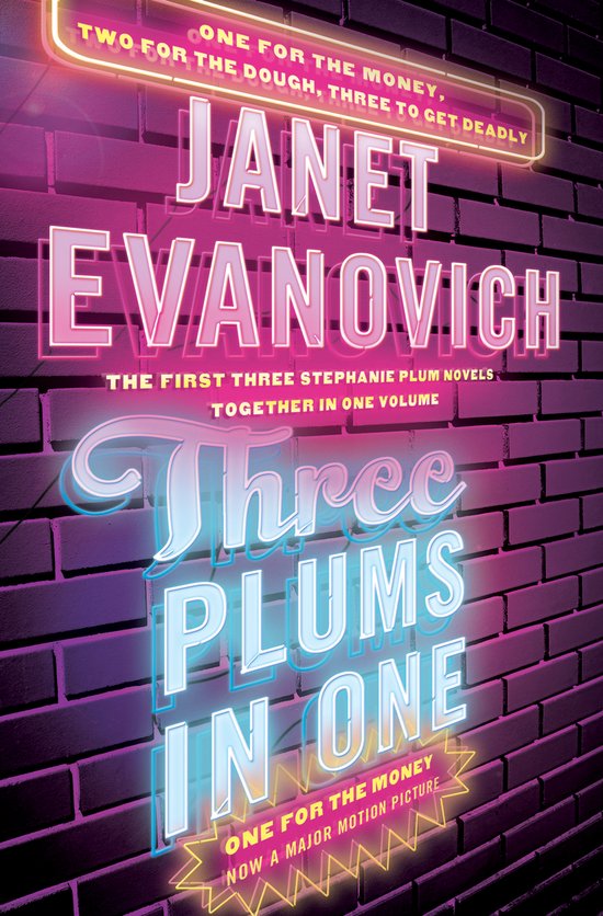 Boekcover met neonletters 'Three Plums In One' van Janet Evanovich. Tekst: ONE FOR THE MONEY, TWO FOR THE DOUGH, THREE TO GET DEADLY. TOGETHER IN ONE VOLUME.