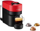 Rode Nespresso Vertuo POP koffiecupmachine met mok met koffie en drie koffiecups.