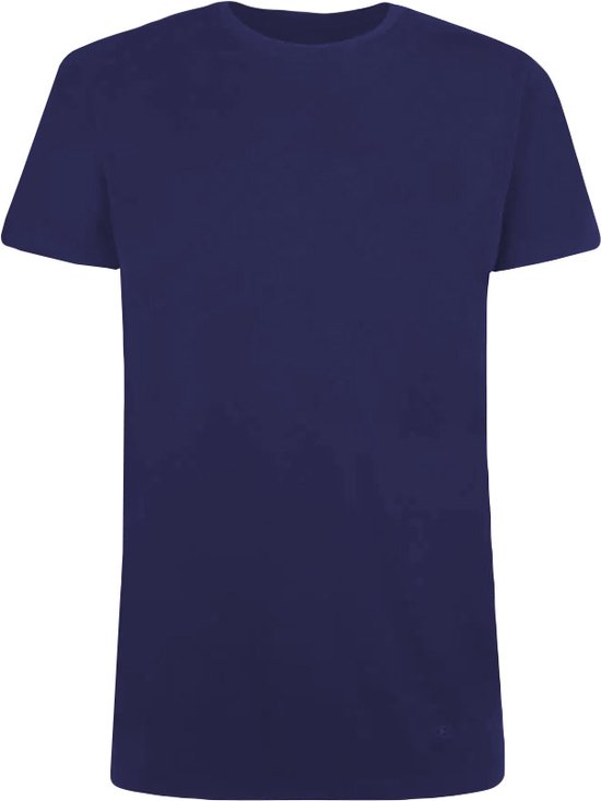 Een marineblauw T-shirt met ronde hals, staand.