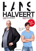 Boek 'Hans halveert' met op de voorkant twee mannen, een met bril en jas, de ander in blauw T-shirt met armen over elkaar.