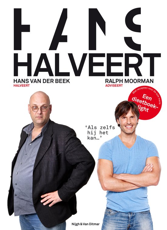 Boek 'Hans halveert' met op de voorkant twee mannen, een met bril en jas, de ander in blauw T-shirt met armen over elkaar.