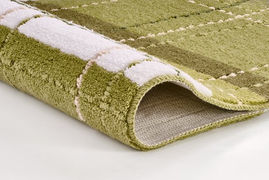 Een opgerolde groene badmat, detail van de textuur en de witte, groene en beige strepen.