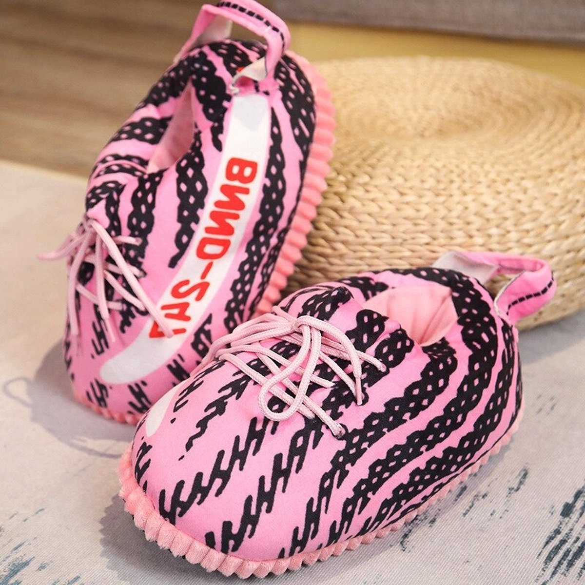 WVspecials Sneaker Sloffen Roze met witte details - Sloffen - Pantoffels - Yeezy sloffen - Comfortabel - Maat 35/42 One Size - Unisex - Winter - Black Friday - Sinterklaas