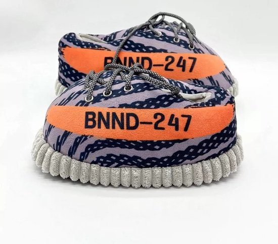 Paarse sloffen met grijze en zwarte strepen, oranje band 'BNND-247' en grijze zolen.