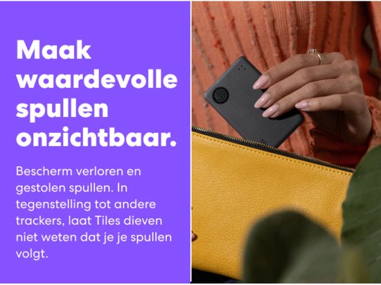 Vrouwenhand met nagels die een zwarte Tile tracker in een gele portemonnee plaatst. Maak waardevolle spullen onzichtbaar.