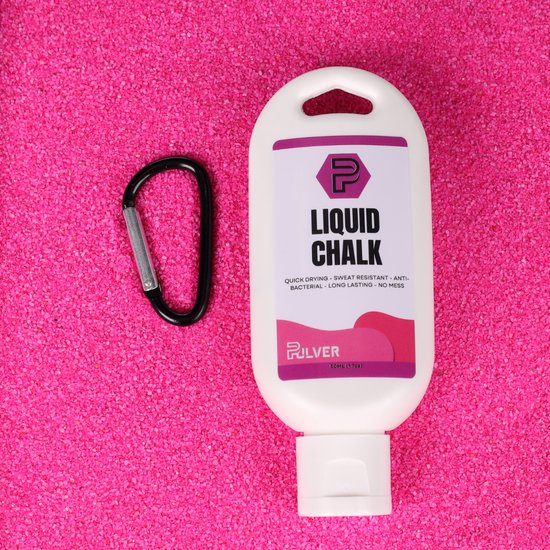 Witte fles vloeibare krijt van Pulver met roze etiket, liggend op roze zand. Zwarte karabijnhaak ernaast.