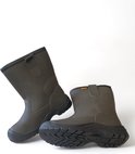 Twee donkergrijze leren werkschoenen met oranje logo op de zijkant, op witte achtergrond.