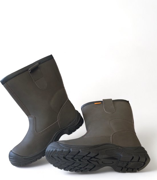 Twee donkergrijze leren werkschoenen met oranje logo op de zijkant, op witte achtergrond.
