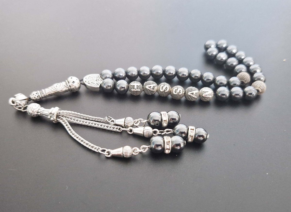 Handgemaakte naam tasbih 33 Kralen Natuursteen “Hematiet ” - met metaal tassel “1"- Met je naam of de naam van uw geliefde- 8 mm diameter van de korrel