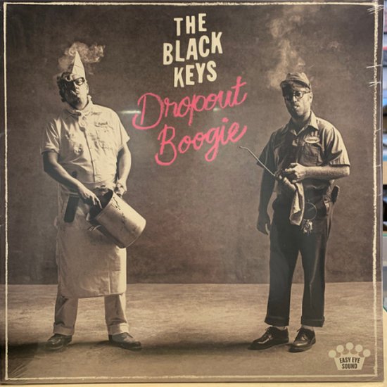 The Black Keys Dropout Boogie albumcover met twee mannen, één met een puntmuts en schort, de ander met een pet en gereedschap.