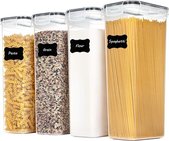 Vier doorzichtige voedselopbergdozen, gelabeld 'Pasta', 'Grain', 'Flour', en 'Spaghetti'.