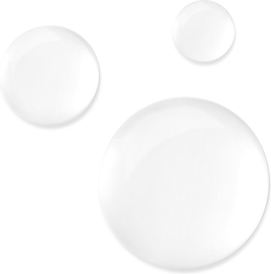 Drie ronde, glanzende druppels serum op een witte achtergrond.