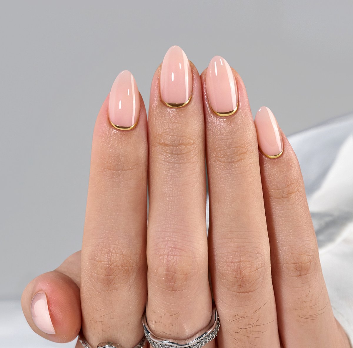BIMA Nails - Soft Gel Press-On nagels - Short Almond - Plaknagels met lijm - Zelfklevende nepnagels - Nude Manicure - Roze gouden detail - Rosy Crown - 30 stuks (15 maten)