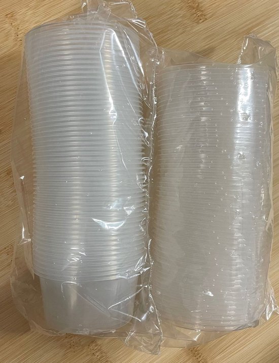 Twee verpakkingen met transparante, gestreepte plastic bakjes.