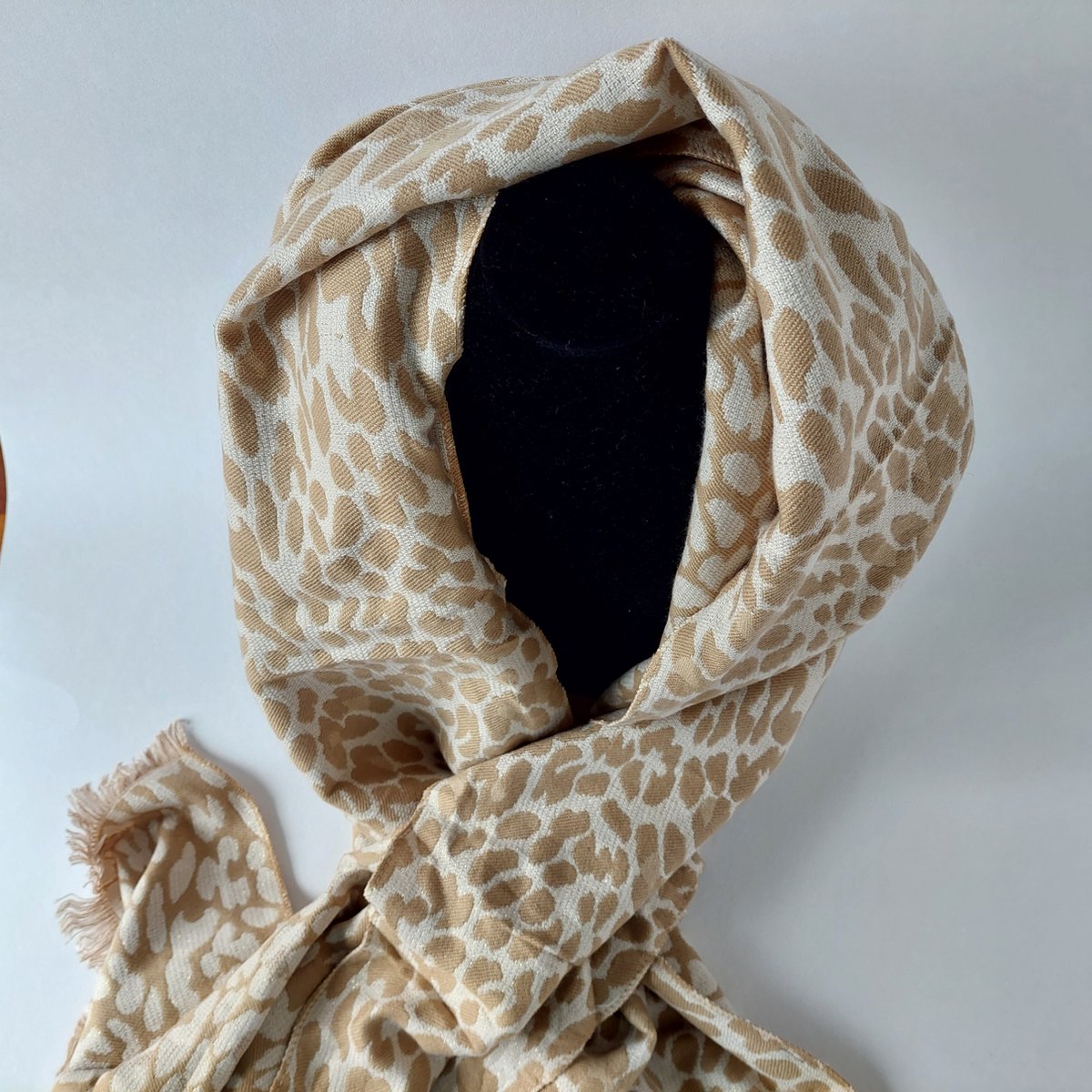 wintersjaal twee verschillende zijden te dragen - licht en donkerder beige - lichte panterprint - viscose - happinesstassen - kwaliteit