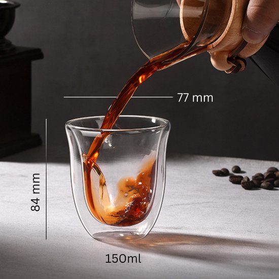 Liquide sombre versé dans un verre à double paroi. Dimensions 77mm x 84mm, 150ml.
