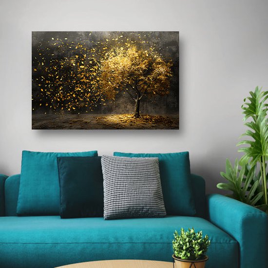 Gouden boom met vallende bladeren, in een woonkamer boven een turquoise bank.