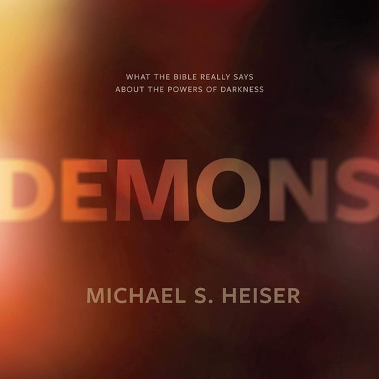 Boekomslag met de titel 'DEMONS' en 'MICHAEL S. HEISER' in grote letters, met de tekst 'WAT THE BIBLE REALLY SAYS ABOUT THE POWERS OF DARKNESS'. Abstracte oranje en gele achtergrond.