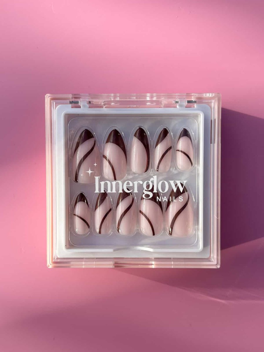 Goedkoopste Innerglow Nails - Style ‘Angel Energy’ - Lange Lengte Amandelvormig Chocolade Bruin Swirl Design - Hoge Kwaliteit - 24-28 stuks Plaknagels - All-in-one Nail Kit met Nagellijm - Nepnagels - Kunstnagels - Zelfklevende Nagels
