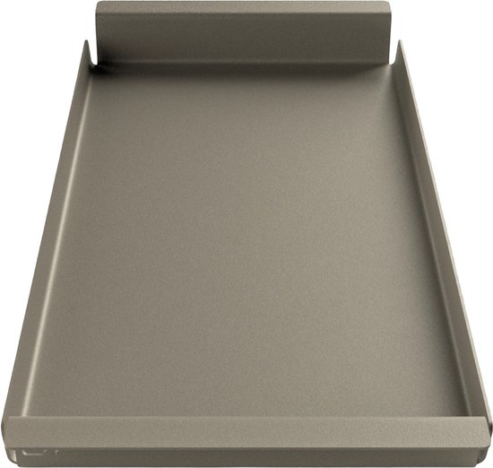Taupe metalen dienblad met opstaande randen, geplaatst op een witte achtergrond.