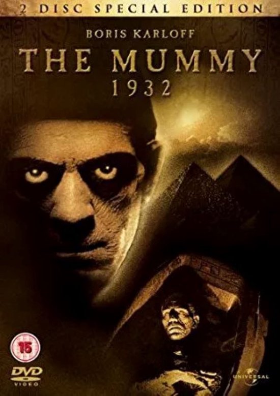 De poster van de film 'The Mummy' uit 1932, met Boris Karloff als de mummie. Op de achtergrond piramides.