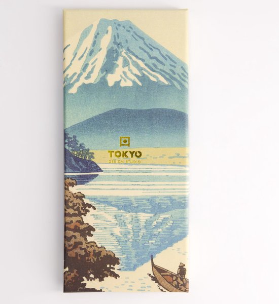 Verpakking van Tokyo Design Studio met een afbeelding van Mount Fuji en een bootje op het water.