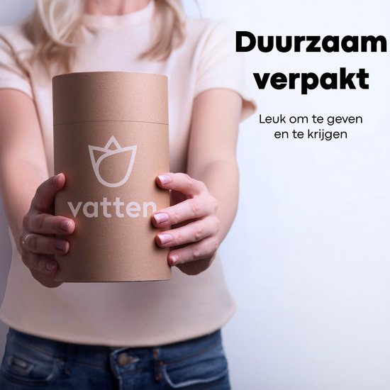 Vrouw houdt bruine kartonnen verpakking met Vatten logo vast.