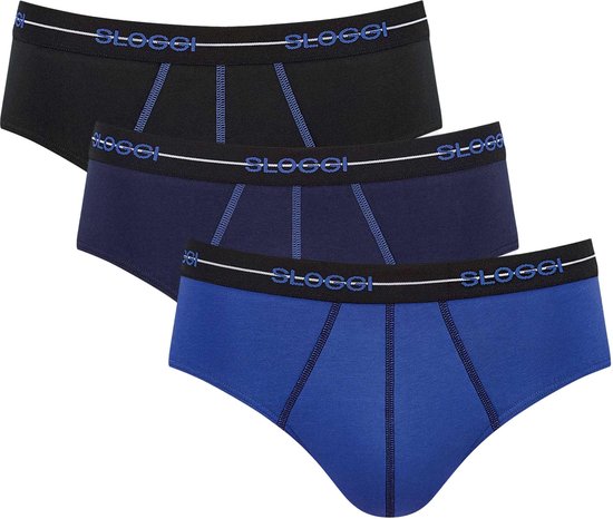 Drie Sloggi slips opgestapeld: zwart, donkerblauw en kobaltblauw, elk met een zwarte tailleband met logo.