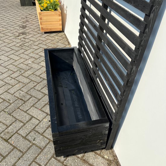 Zwarte houten plantenbak met klimrek, de binnenzijde is bekleed met zwarte folie.