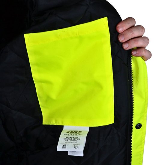 Binnenkant van een felgele jas met zwarte gewatteerde voering. Een hand houdt een felgele binnenzak omhoog.