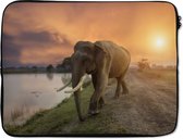 Laptophoes 17 inch - Olifant - Water - Dieren - Zonsondergang - Natuur - Laptop sleeve - Binnenmaat 42,5x30 cm - Zwarte achterkant