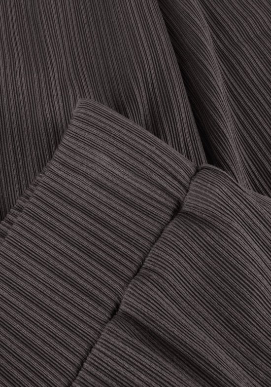 Gros plan de la ceinture et du tissu d'un pantalon gris foncé côtelé.