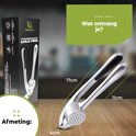 Zilverkleurige knoflookpers met afmetingen (17cm x 11cm x 4cm), naast de verpakking.