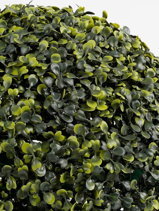Groene, ronde kunstplant met veel kleine blaadjes, hangend aan een touwtje.