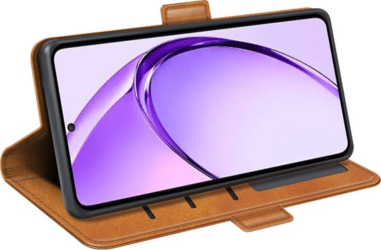 Bruine wallet case liggend met telefoon, met standfunctie. De telefoon heeft een paars scherm.