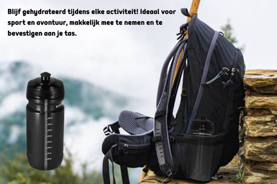Zwarte sportbidon op de grond naast een rugzak, met een berglandschap op de achtergrond.