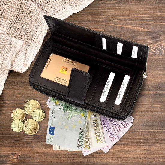 Zwarte, leren portemonnee met rits, gevuld met bankbiljetten en munten.