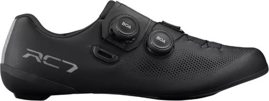 Zwarte Shimano RC7 fietsschoen met dubbele Boa sluiting en 'RC7' opdruk, gezien vanaf de zijkant.